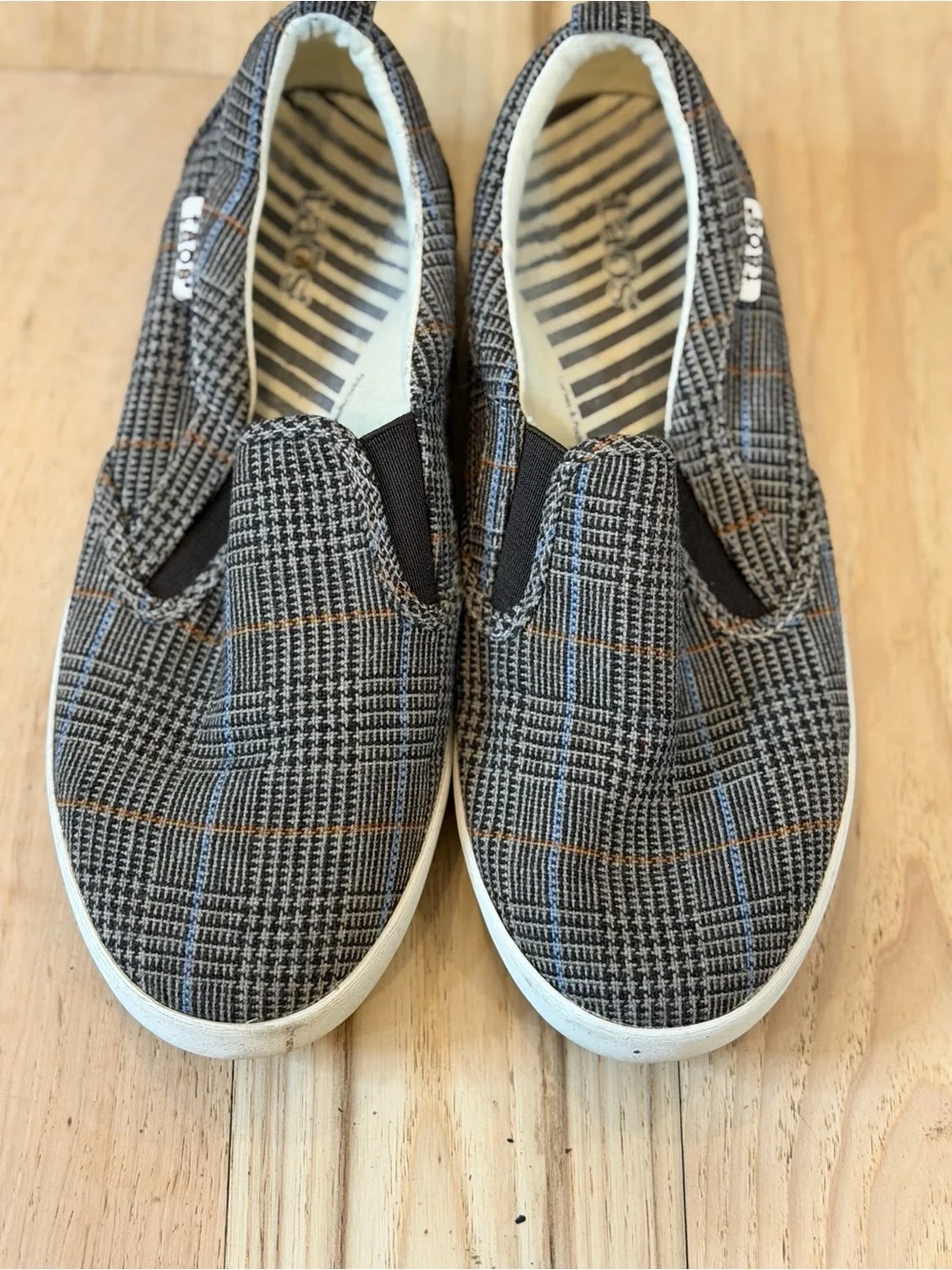 Taos shoes size 6